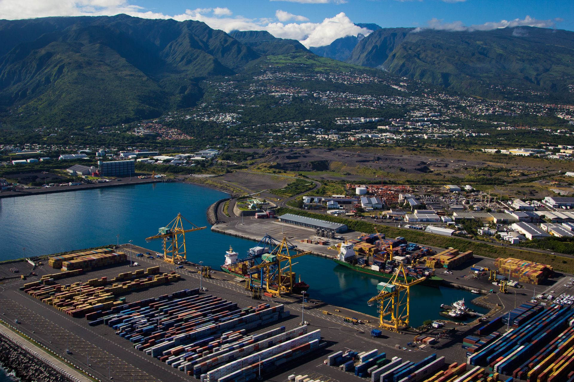 vue aérienne en ULM du port CCI de la réunion